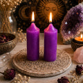 Lila mini rituális gyertyák spirituális környezetben