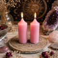 Rózsaszín mini rituális gyertyák spirituális környezetben