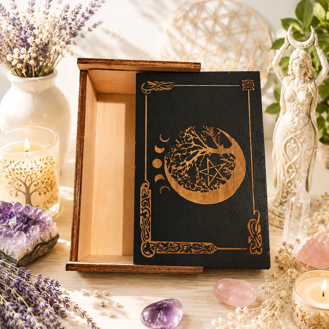 Életfa tarot- és kártyapakli tároló fadoboz

Őrizd tarot- vagy orákulumkártyáidat egy különleges, gravírozott fadobozban, amely egyszerre praktikus tároló és dekoratív spirituális kiegészítő. A fedélen látható Életfa motívum, a holdfázisok és a pentagram az újjászületés, a belső fejlődés és a természet ciklusainak időtlen szimbólumai, ezért sokan szívesen választják oltáruk vagy meditációs sarkuk díszeként is.

A természetes fából készült doboz csúsztatható fedele stabilan illeszkedik, így biztonságosan véd