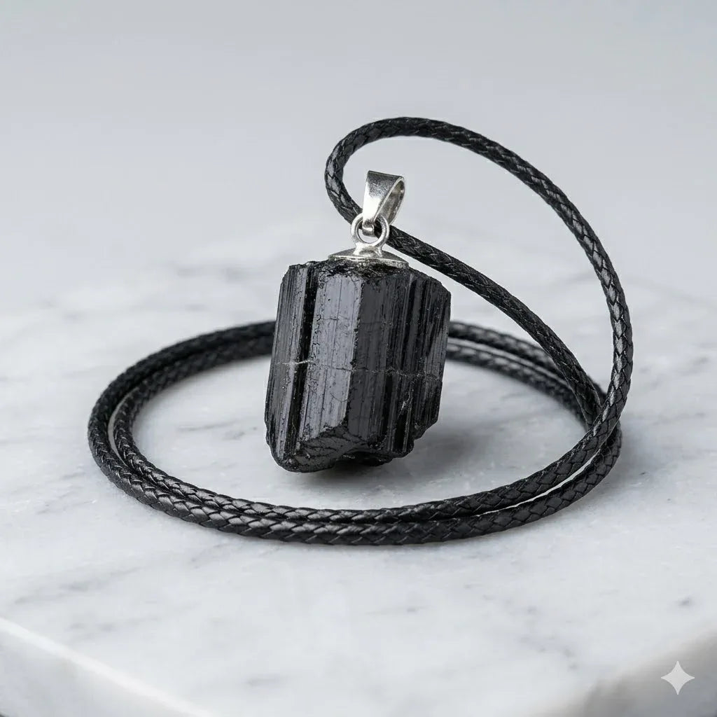 Fekete turmalin medál nyers ásvány nyaklánc negatív energiák ellen | WhiteAngel Spiritual